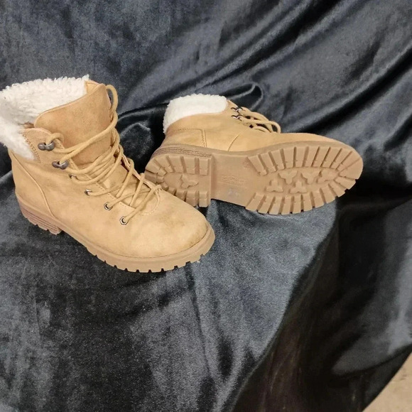 Cliffs by White mountain size five and a half tan work boot with fur on top - Picture 8 of 10
